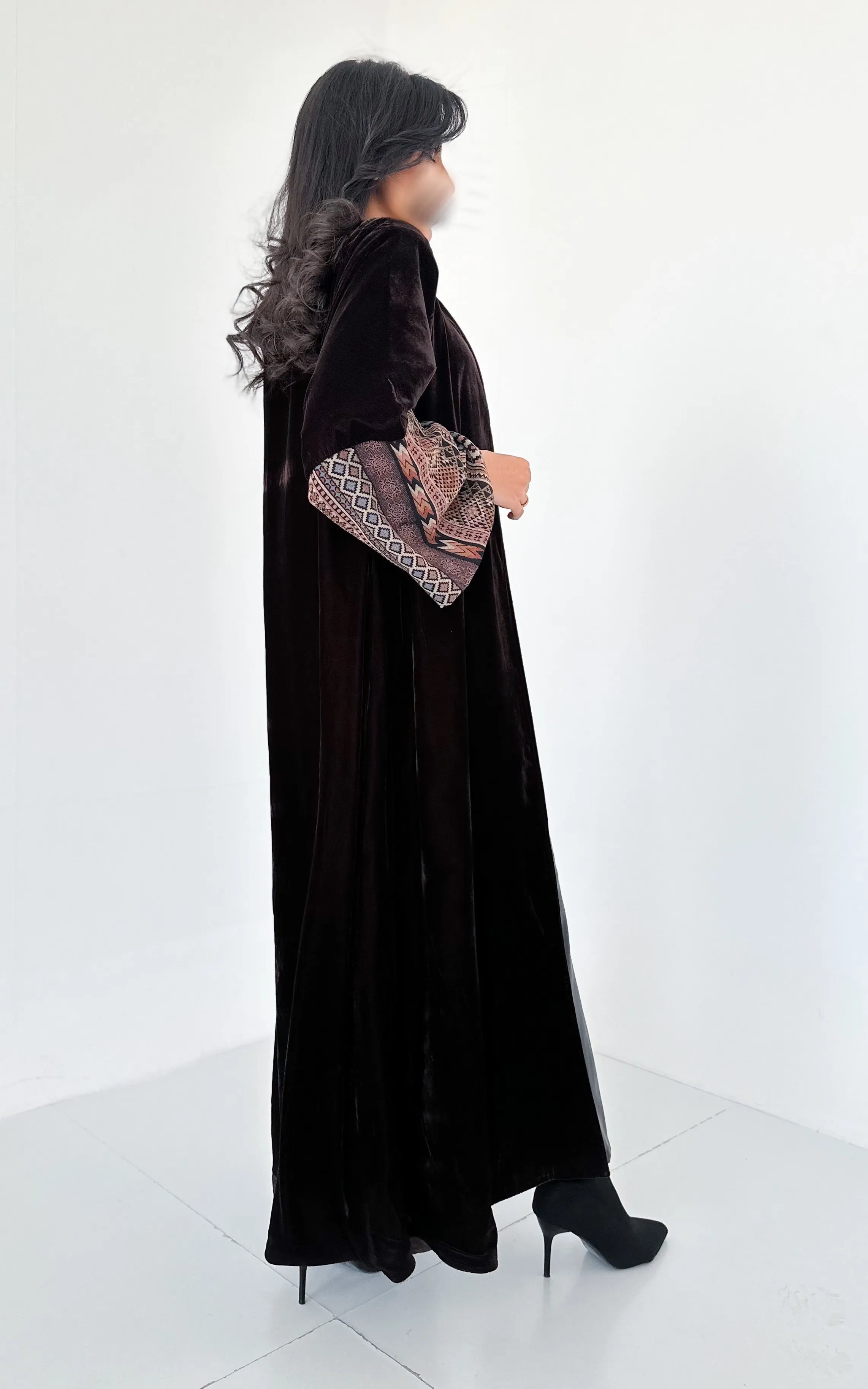 Kashmiri Sleeve Velvet Abaya 3